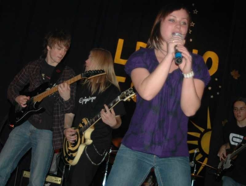 Mlodzi rockowcy zaśpiewali w Oleśnie dla chorej Antosi.