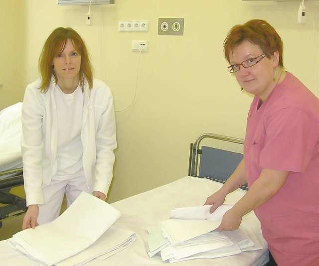 - Nowe warunki na oddziale neurologii są wspaniałe - mówią pielęgniarki (od lewej) Beata Szymańska i Barbara Stolarska.