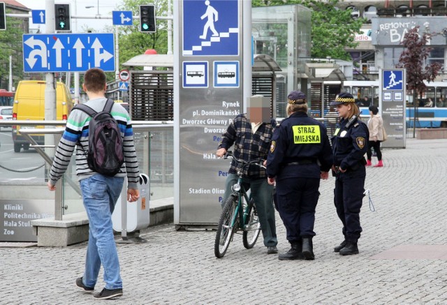 Strażnicy miejscy interweniują przy Pasażu Grunwaldzkim. Posypały się mandaty za jazdę po chodniku