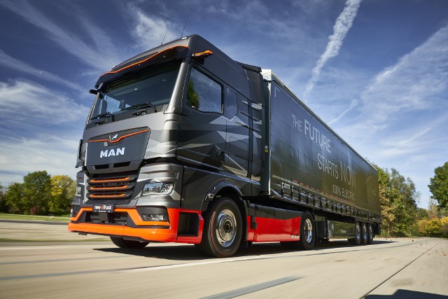 Znany producent ciężarówek i autobusów, firma MAN wprowadza właśnie do sprzedaży swoje pierwsze elektryczne ciężarówki. Dzienny zasięg ma wynosić od 600 do 800 km, a w przyszłości nawet do 1000 kilometrów. Ma to zagwarantować funkcjonalność zbliżoną do eksploatowanych obecnie aut z silnikami wysokoprężnymi.