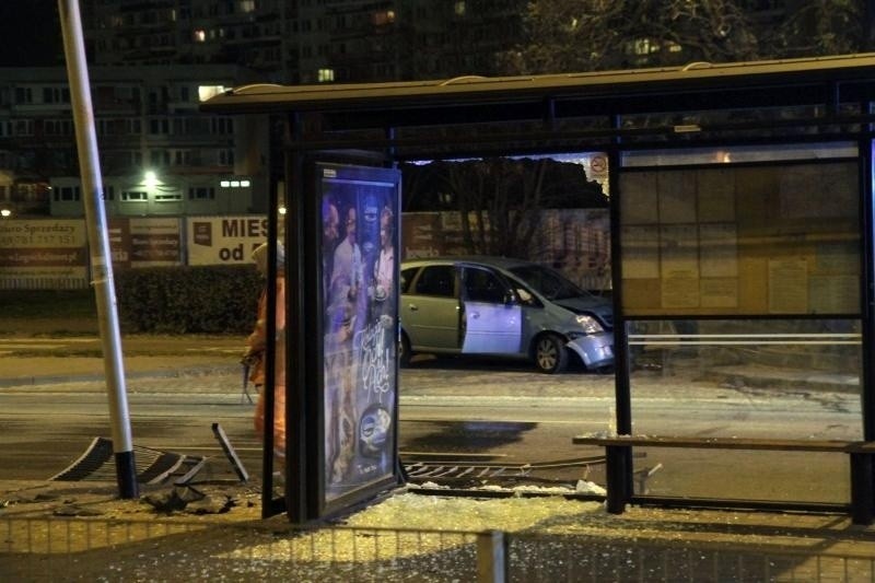 Wypadek na Legnickiej. Opel wjechał w przystanek tramwajowy. Kierująca była pijana (ZDJĘCIA)