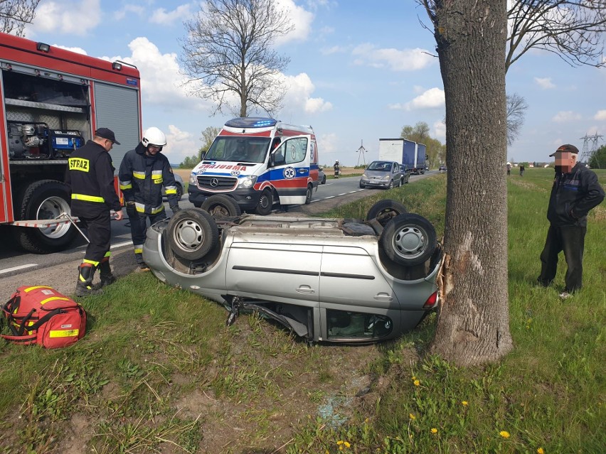 Wypadek w gminie Łagów. Samochód dachował w rowie