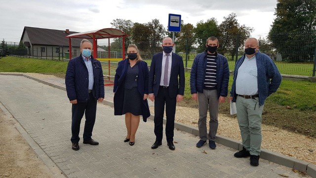 W Klemencicach w gminie Wodzisław powstała wiata przystankowa i 135 metrów nowego chodnika.