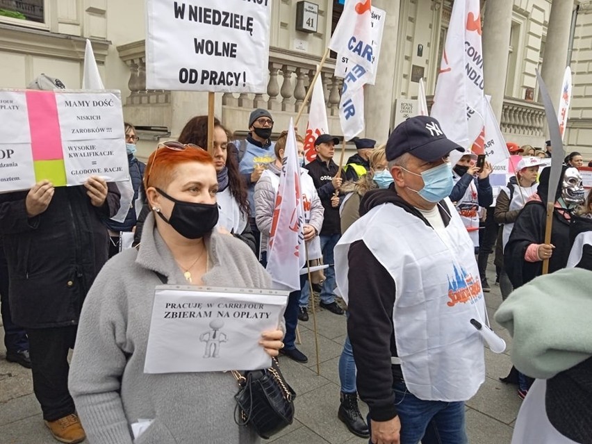Pracownicy handlu z Kujaw i Pomorza na proteście w Warszawie: "Jeden etat, a praca na trzy" [wideo i zdjęcia]