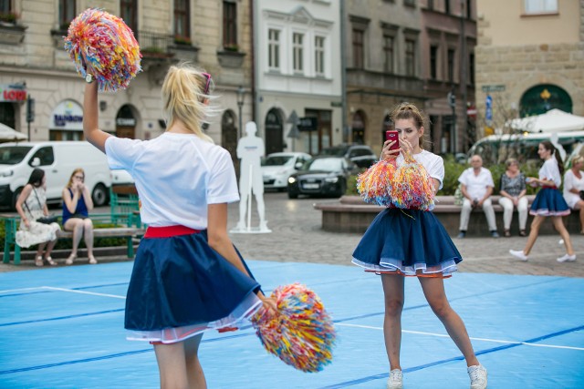 Turniej promowano w niedzielę podczas pikniku na pl. Szczepańskim