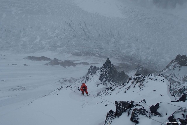 Pod K2 cały czas znajduje się baza polskiej narodowej wyprawy, która za cel obrała sobie pierwsze zimowe wejście na tę górę. W składzie wspinaczy znajduje się m.in. himalaista z Rzeszowa - Maciej Bedrejczuk.Czytaj też: Maciej Bedrejczuk z Rzeszowa idzie na K2. Zimą tam jeszcze nie wszedł nikt!