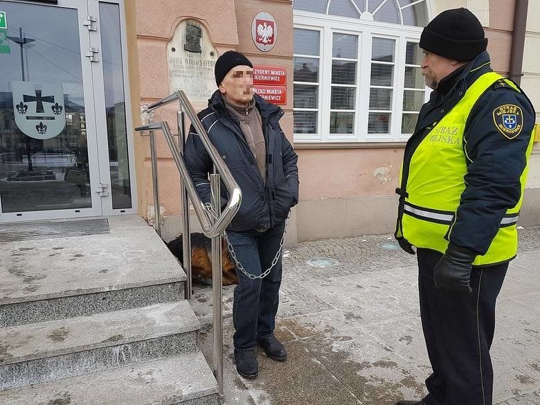 Mężczyzna przykuł się do ratusza. Wezwano księdza