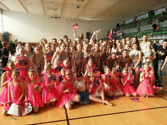 Mistrzowska ekipa Świętokrzyskiego Klubu Tańca i Tańca Sportowego Jump pozdrawia z Francji.