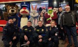  Grinch w tramwaju? Policjanci ze Świętochłowic już drugi raz przeprowadzili świąteczną profilaktyczną akcję „Gryfno Kasia zaprŏszŏ do bany”