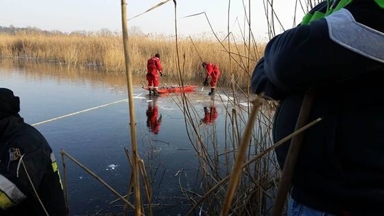W Jeziornie w powiecie aleksandrowskim trwała akcja wyciągania spod lodu ciała mężczyzny, który dzień wcześniej - w sylwestra - wyszedł z domu o godz. 7 rano i  nie dał już potem rodzinie znaku życia.