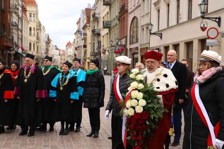 Święto Uniwersytetu tradycyjnie rozpoczęło się od złożenia...