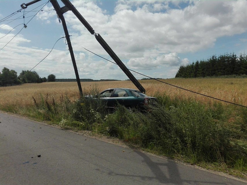 Kierowca po uderzeniu w słup uciekł, zostawiając samochód.