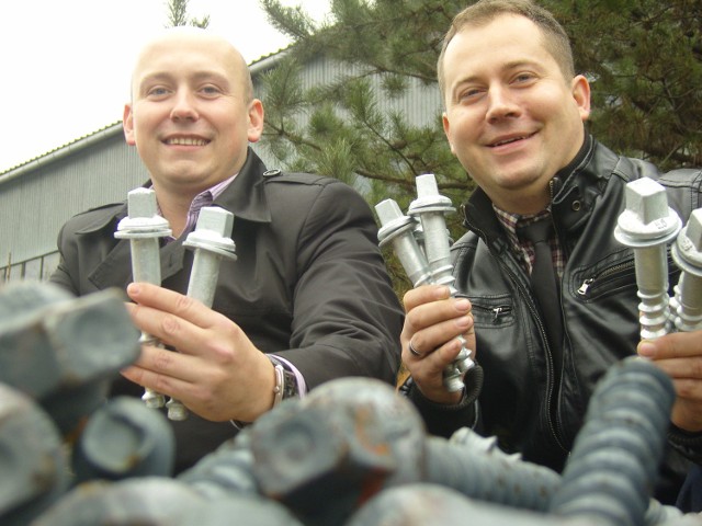 Radosław Komoń (z lewej) oraz Marcin Karczmarz prezentują wkręty kolejowe. Milion sztuk tych „śrubek” z Radzynia trafi do Niemiec