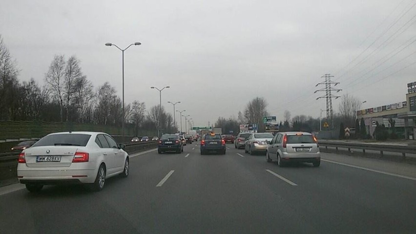 Katowice: Kolizja trzech samochodów na DK 86. Korek zaczyna się już na granicy z Sosnowcem