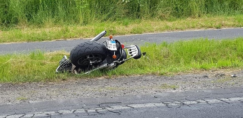 Groźny wypadek na krajówce. Po zderzeniu z samochodem od motocykla odpadło koło