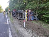 Wypadek w Błądzimiu w pow. świeckim. Wystrzeliła opona. Samochód przewożący 840 butli z gazem wpadł do rowu