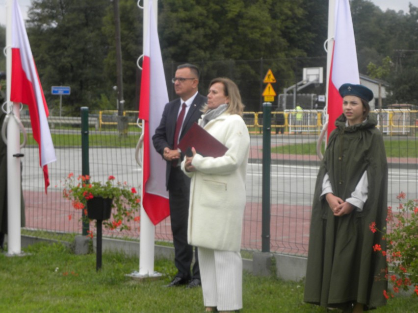 W Iwaniskach w ramach patriotycznej inicjatywy stanęły maszty z projektu „Pod biało–czerwoną”. Zobacz zdjęcia