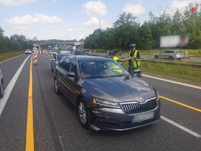 Policjanci z gliwickiego Komisariatu Autostradowego Policji pojawili się w trakcie specjalnej akcji na śląskich odcinkach autostrad A1 i A4Zobacz kolejne zdjęcia/plansze. Przesuwaj zdjęcia w prawo naciśnij strzałkę lub przycisk NASTĘPNE