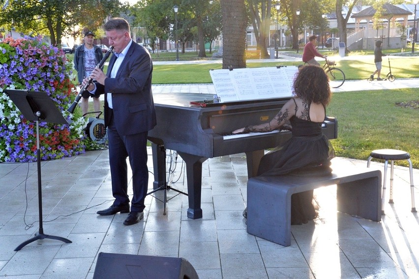 Zespół „Contradanza” dał w Stalowej Woli koncert z udziałem całorocznego fortepianu plenerowego. Zobacz zdjęcia