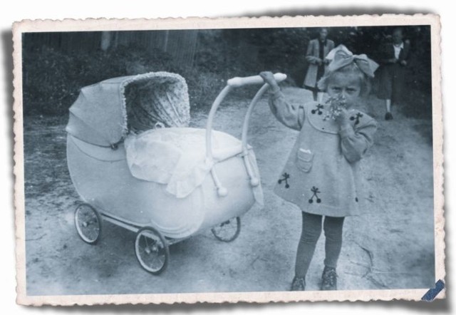 1952r. W wózku Agnieszka Kraśnicka. Obok jej siostra.