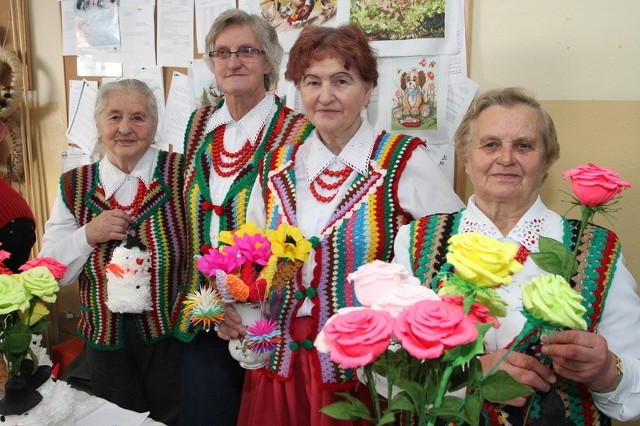 Ręcznie robione świąteczne wspaniałości proponowały panie z Koła Gospodyń Wiejskich "Żeromszczanki&#8221;. Na zdjęciu od lewej strony: Aniela Siewierska, Renata Maj, Krystyna Pałys, Krystyna Łakomiec.