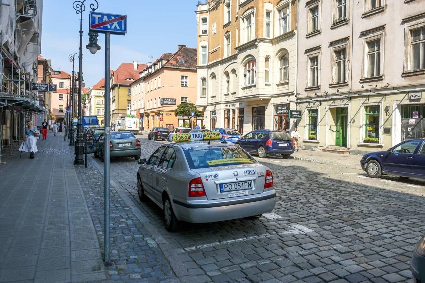 Na ulicy Wielkiej taksówki blokują dojazd dostawcom. Na...