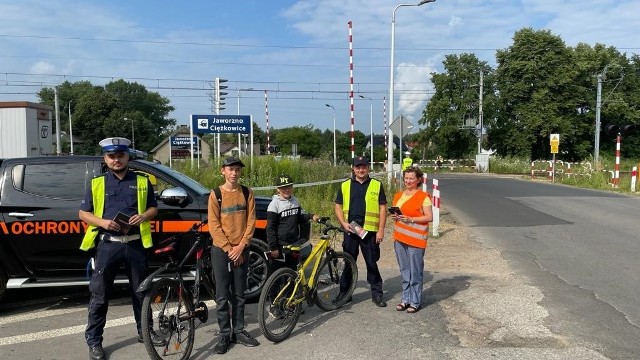 Wspólna akcja policjantów i funkcjonariuszy Straży Ochrony Kolei w Jaworznie Zobacz kolejne zdjęcia/plansze. Przesuwaj zdjęcia w prawo - naciśnij strzałkę lub przycisk NASTĘPNE