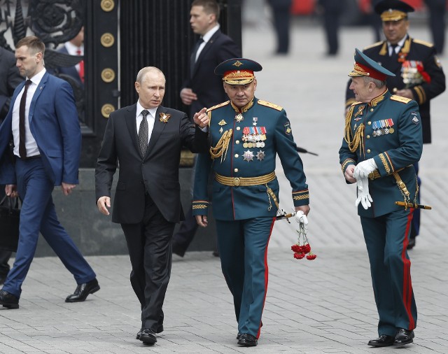 Putin na wojskowej gali z ministrem obrony Siergiejem Szojgu.