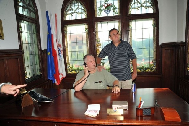 Michał Fajbusiewicz usiadł za biurkiem prezydenta Słupska. Za nim Zbigniew Buczkowski.