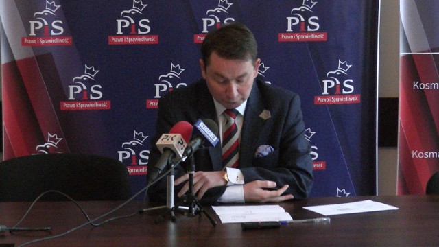 Radny Tomasz Rega podczas konferencji prasowej.