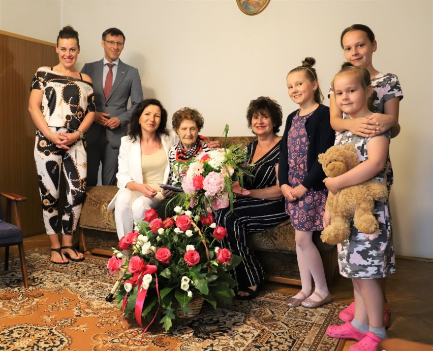 Ostrołęka. Apolonia Mierzejewska obchodzi setne urodziny. 2.07.2021 były kwiaty i gratulacje od urzędników. Zdjęcia