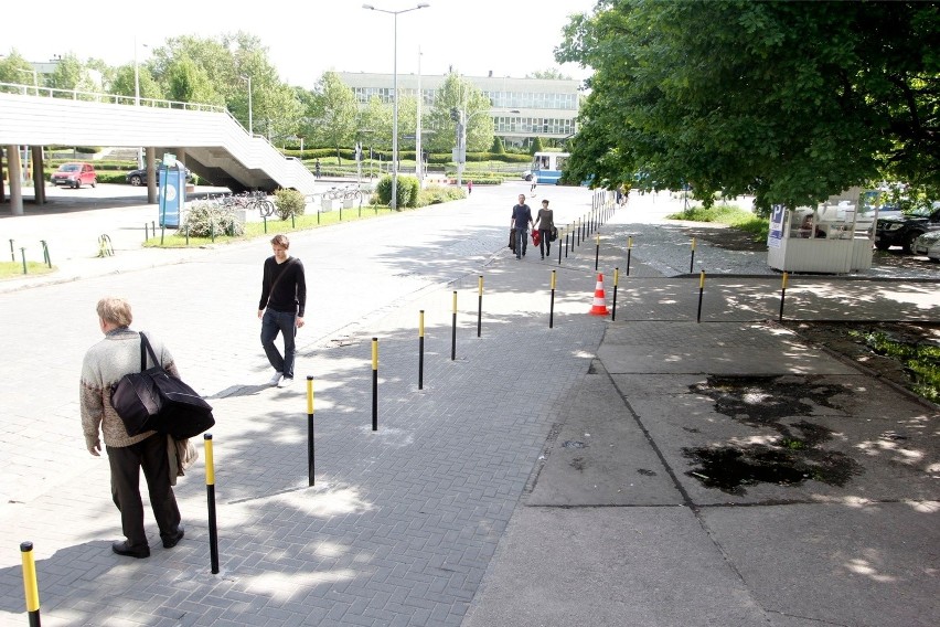 Słupki na środku chodnika. Piesi narzekają na brak miejsca (ZDJĘCIA)