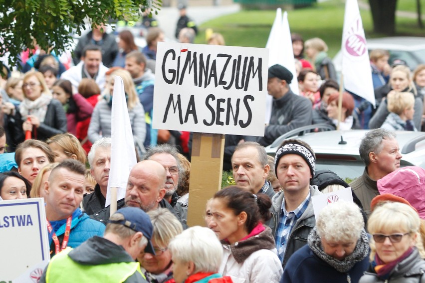 Nauczyciele protestowali pod urzędem wojewódzkim w Rzeszowie [FOTO, WIDEO]