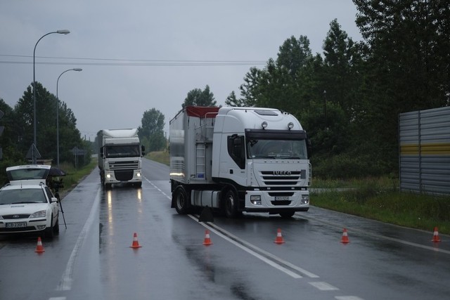 Na skrzyżowaniu drogi krajowej nr 10 i drogi wojewódzkiej nr 552 w Lubiczu Dolnym przewrócona ciężarówka blokuje wyjazd na Grębocin.Przy krajowej "dziesiątce" przewróciła się dziś rano ciężarówka przewożąca makulaturę. Samochód zablokował drogę wojewódzką nr 552. Ruch w kierunku Grębocina jest więc utrudniony. Na miejscu pracują służby. Policja organizuje objazdy. Kierowcy nic poważnego się nie stało. Trafił jednak do szpitala na obserwację. Droga jest już przejezdna. Właściciel transportu organizuje przeładunek oraz podnośnik, który postawi ciężarówkę na koła.Podczas pracy policjantów na miejscu doszło do kolejnego dramatycznego zdarzenia. W pobliżu ciężarówki zatrzymał się samochód, z którego wybiegła kobieta wzywając pomocy i krzycząc, że jej dziecko się dusi. Mł.asp. Rafał Dorobek w trakcie nagrania dla telewizji kątem oka dostrzegł co się dzieje. Zadziałał instynkt i jak sam mówi podświadomość. Przerwał wywiad i ruszył w stronę wzywającej pomocy. Jego kolega pobiegł do radiowozu wezwać pogotowie. Strażak pierwszy był przy dziecku. Już było ułożone głową w dół. Uderzenia miedzy łopatki nic nie dawały. Policjant dostał się pod chłopca, wsadził mu palce do buzi i wyciągnął folię, którą zadławił się maluch. Po chwili wszystko wróciło do normy. Dziecko odzyskało normalny oddech, a obsługa karetki zabrała 9-miesięcznego Tymona na konsultacje. (DAN), (STYK)Pogoda na dzień (23.06.2017) | KUJAWSKO-POMORSKIEŹródło: TVN Meteo Active/x-news