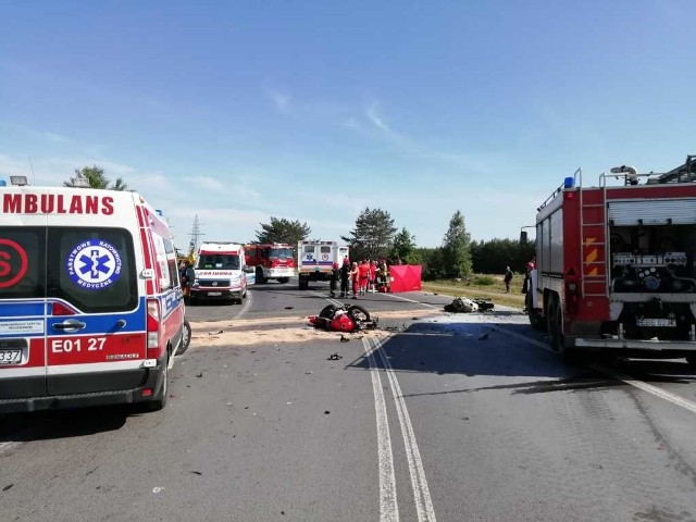 Dwóch motocyklistów zginęło na miejscu na obwodnicy Kleszczowa, po tym jak jednoślady zderzyły się czołowo. Wypadek wydarzył się w minioną niedzielę, 9 czerwca, ok. godz  15 na ul. Milenijnej  w miejscowości Dębina. Ze wstępnych ustaleń policji wynika, że mężczyźni kierujący motocyklami marki suzuki jechali drogą z przeciwnych kierunków.  ZDJĘCIA I WIĘCEJ INFORMACJI KLIKNIJ NA KOLEJNY SLAJD