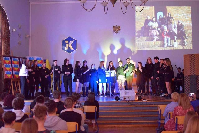 Migawka z  koncertu charytatywnego pod hasłem "Kasper dla Ukrainy!", który odbył się w I LO w Inowrocławiu