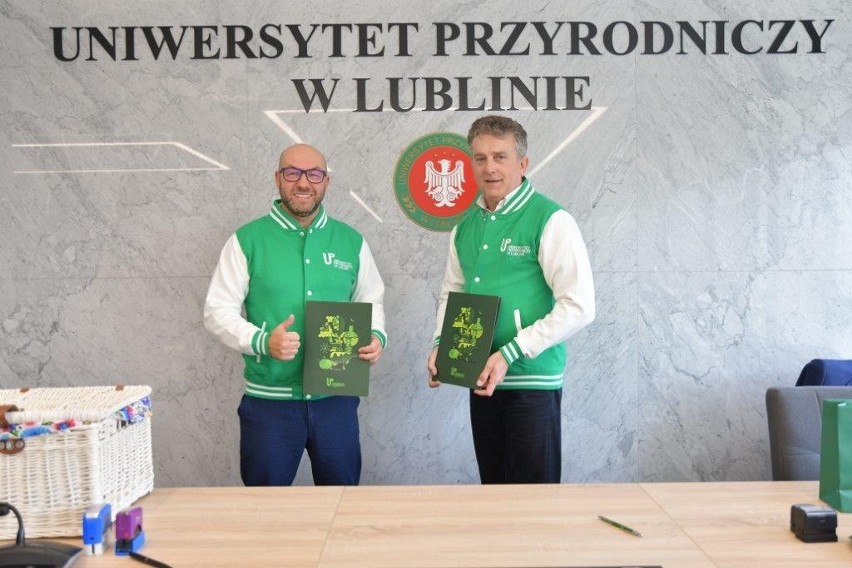 Prorektor dr hab. Bartosz Sołowiej (z lewej) i prezes...