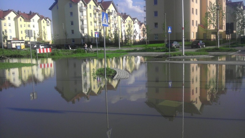Wrocław: Nowa droga po deszczu zmienia się w wielkie jezioro (ZDJĘCIA)