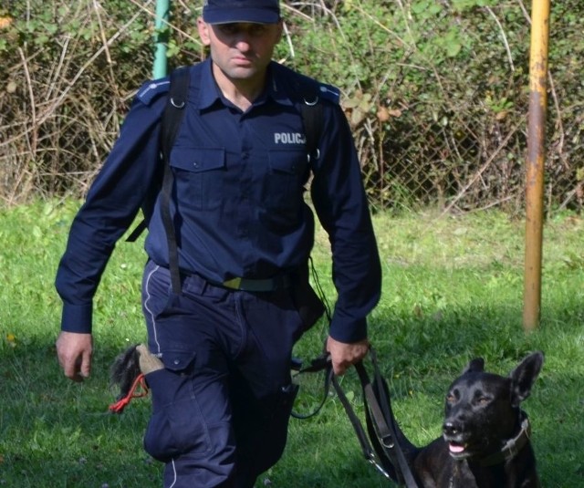 Młodszy aspirant Ireneusz Łyżwa opiekuje się policyjnym psem Aresem od czterech lat. Odnoszą turniejowe sukcesy.