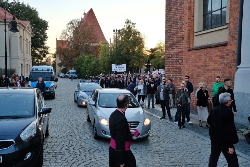 Protestujący skandowali hasła "Polska laicka, nie...