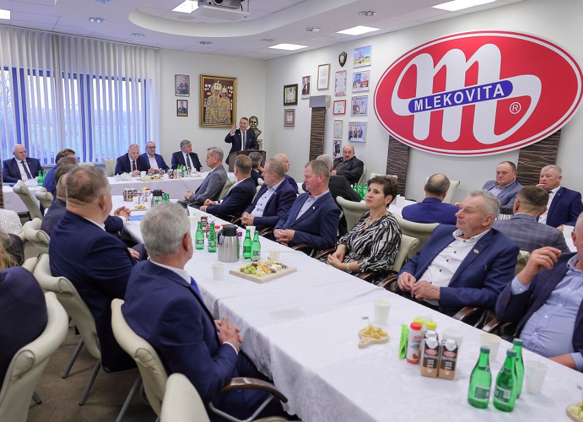 30-lecie marki Mlekovita. Prezes Dariusz Sapiński ma w zakładzie tablicę pamiątkową od pracowników i rady nadzorczej 