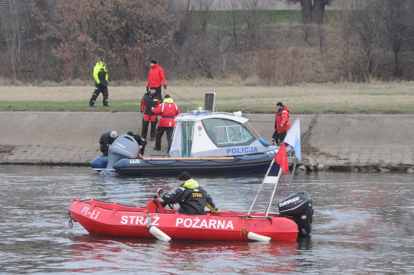 Policjanci i strażacy wielokrotnie przeszukiwali Wartę...