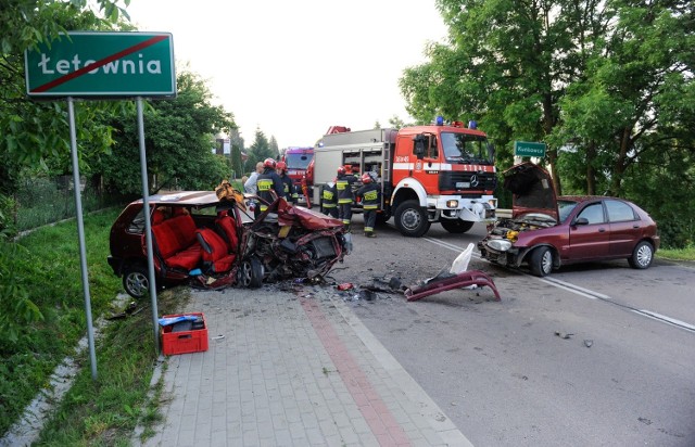 W niedzielę około godz. 5 na DW 884 w Kuńkowcach pod Przemyślem, doszło do zderzenia daewoo lanosa z fiatem uno.