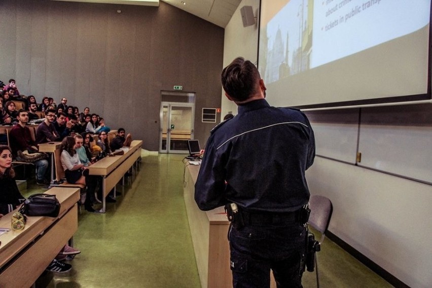 Policja do zagranicznych studentów UŁ: nie pij piwa na Piotrkowskiej, 3 lata za posiadanie narkotyków [ZDJĘCIA]