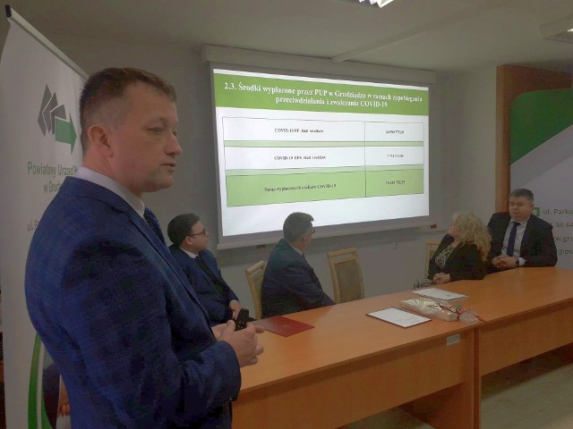 Tomasz Pacuszka (z lewej) , dyrektor PUP w Grudziądzu sytuację na lokalnym rynku przedstawił podczas nadzwyczajnego posiedzenia Powiatowej Rady Rynku Pracy