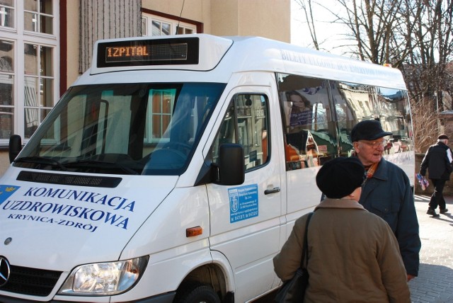 Mercedes bus  rocznik 2007 może jednorazowo zabierać 20 pasażerów. Kosztował niecałe 80 tys. zł brutto. Ma wysuwaną podłogę, co przystosowuje go  do przewożenia osób niepełnosprawnych