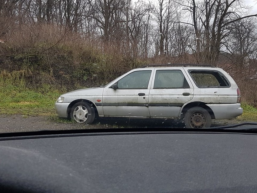 Ten ford znajduje się na parkingu vis a vis wjazdu na...