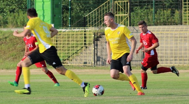 W czwartoligowym meczu Czarni Połaniec pokonali OKS Opatów 1:0 (1:0). Zwycięską bramkę zdobył w 12 minucie Piotr Kamiński. Czarni są liderem z kompletem punktów. A dla Piotra Kamińskiego była to setna bramka w barwach Czarnych. Czarni: Saracen – Meszek, Witek, Bażant (84. Dyl), Misztal, Gembalski, Kamiński (70. Łąk), Mucha (60. Smoleń), Wątróbski, Krępa, Bawor (89. Śledź).OKS: Dulny – Sidor (65. Cholewiński), Jasiński, Łowicki, Ożdżyński, Łata (80. Orłowski), Rysiak (75. Karek), Trojanowski (80. Szemraj), Rusak, Żelaszczyk (55. Rutkowski), Frańczak.W Połańcu po postawie lidera tabeli spodziewano się więcej w meczu z przedostatnim zespołem ligi, szczególnie pod szybkim zdobyciu gola, ale skończyło się na wyniku 1:0.– Tak naprawdę możemy wygrywać wszystkie mecze po 1:0 do końca sezonu i będziemy zadowoleni. Dziś jednak widać było w drużynie jakieś rozluźnienie. W pierwszej połowie zdecydowanie dominowaliśmy. W drugiej już nie mieliśmy sytuacji i męczyliśmy się strasznie. Może to ta upalna pogoda tak podziałała na zespół – powiedział Mateusz Sobierajski, kierownik drużyny Czarnych Połaniec.– Lider ma skład trzecioligowy, a nasi zawodnicy dopiero zbierają doświadczenie. Mimo to mieliśmy parę sytuacji i mogliśmy zrobić coś więcej, ale nie można mieć wszystkiego. Dzisiejsza porażka na pewno wstydu nam nie przynosi. Nasza gra nie wygląda źle, a na początku sezonu mieliśmy mocnych rywali. Liczę, że w końcu zaczniemy punktować – powiedział Maciej Zygadło, kierownik drużyny OKS Opatów.Zachęcamy do obejrzenia ciekawej galerii zdjęć z tego meczu Tomasza Kaczmarczyka. Szczegóły na kolejnych slajdach. (PW, dor)