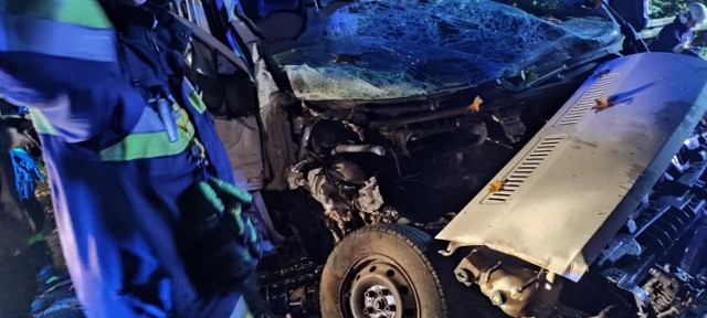 Wypadek w Zblewie w czwartek, 7.10.2021 r.! Samochód uderzył w drzewo