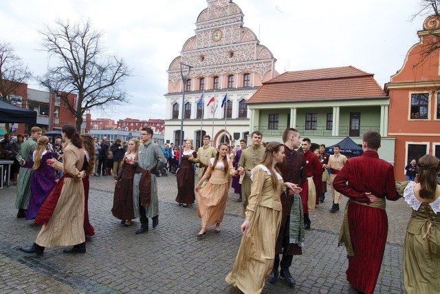 Dziś uczniowie ze Stargardu zatańczyli poloneza na stargardzkim rynku.